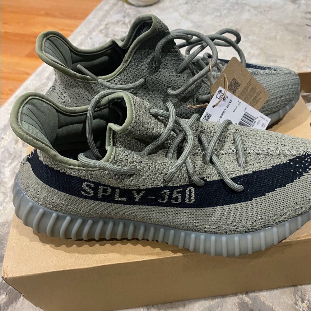 Yeezy boost 350 V2 
Never been worn 
Granite color with black
NEW WITH TAGS